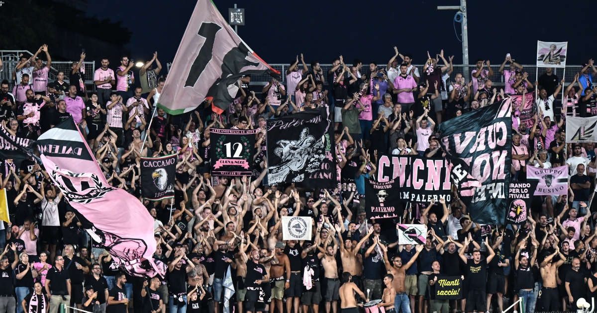 Tifosi del Palermo nel settore ospiti dello stadio Zini di Cremona