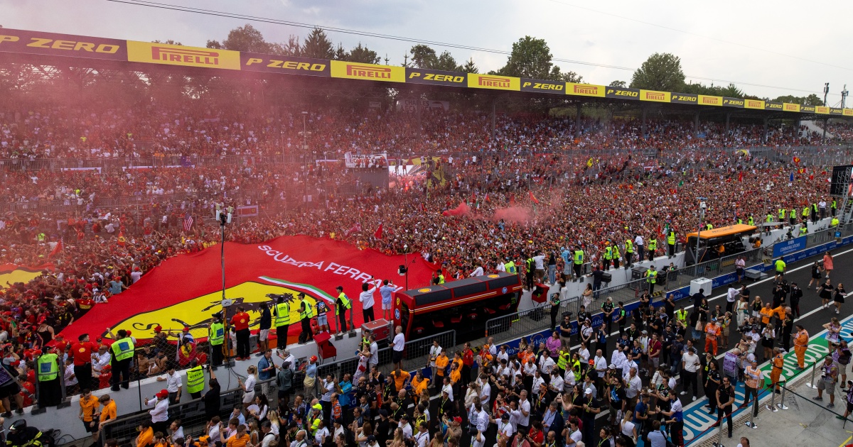 I tifosi della Ferrari invadono la pista di Monza per festeggiare la vittoria di Charles Leclerc