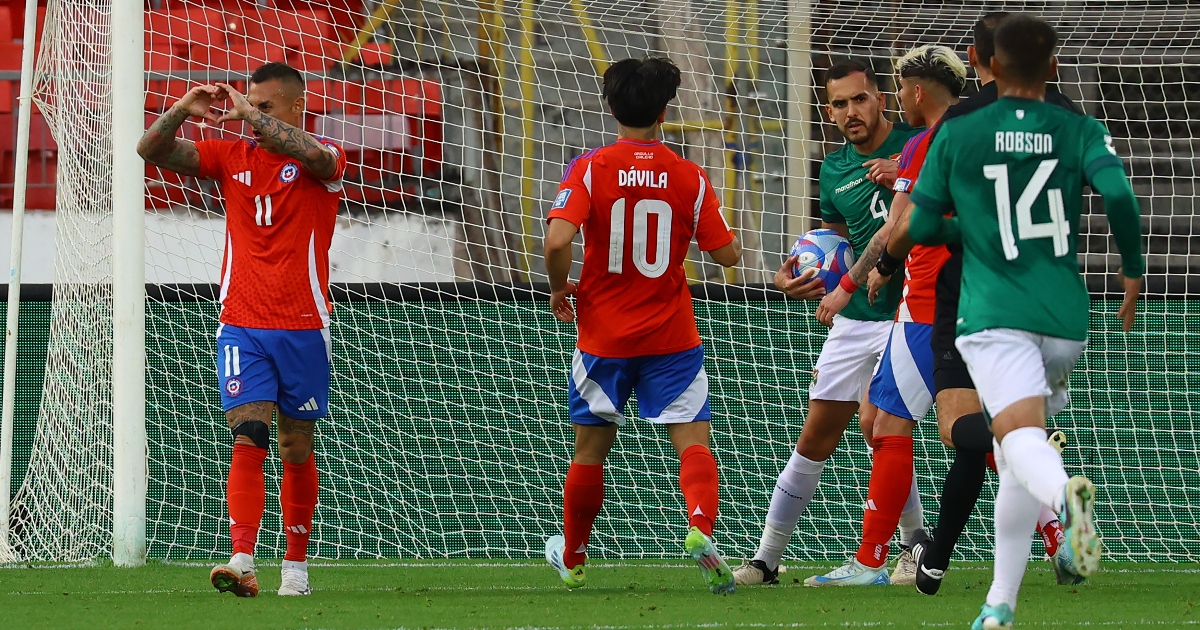 Edu Vargas (numero 11 in maglia rossa) esulta dopo il gol alla Bolivia