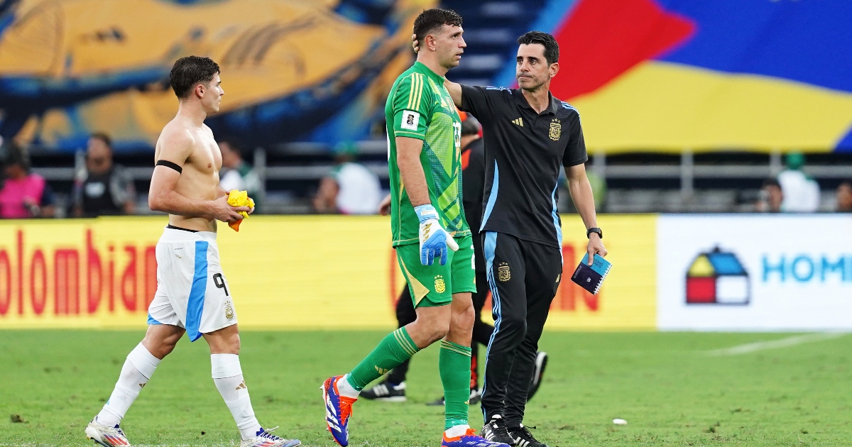 Emiliano Martinez esce dal campo sconsolato dopo il ko contro la Colombia (2-1) nelle qualificazioni ai Mondiali 2026 in Messico, Stati Uniti e Canada