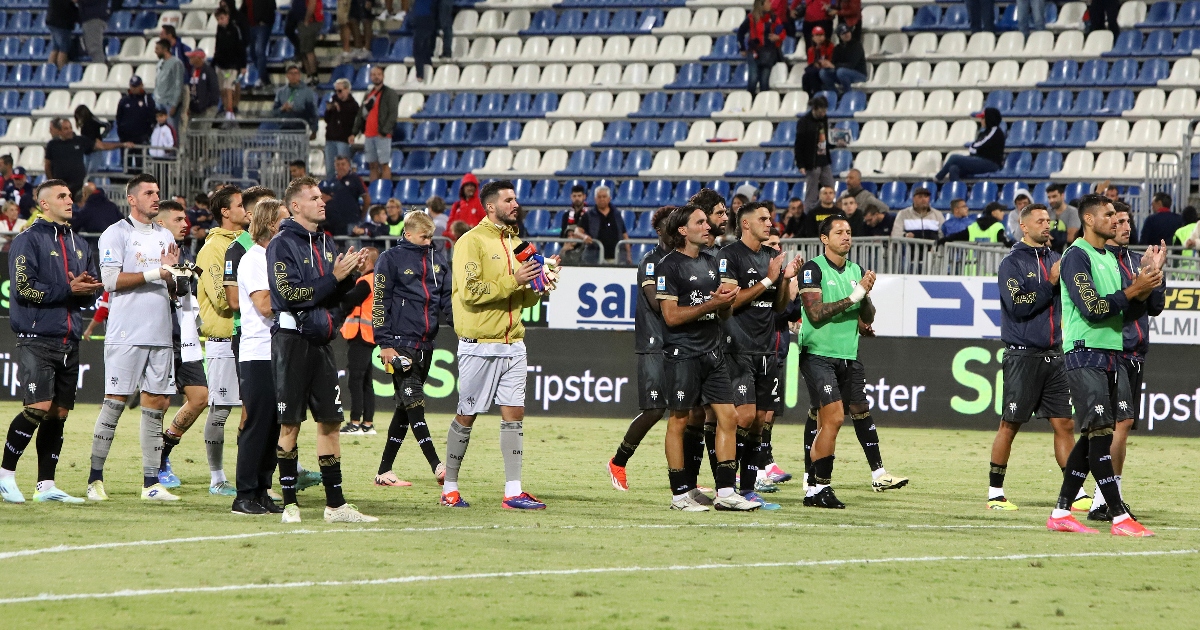 Il Cagliari sotto la curva dopo il ko per 4-0 contro il Napoli