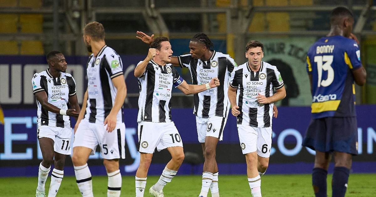 L'Udinese esulta dopo il successo per 3-2 in rimonta sul Parma