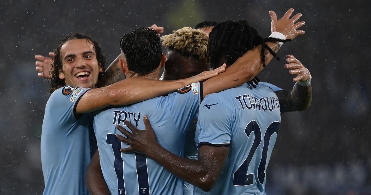 Giocatori della Lazio festeggiano un gol contro il Nizza