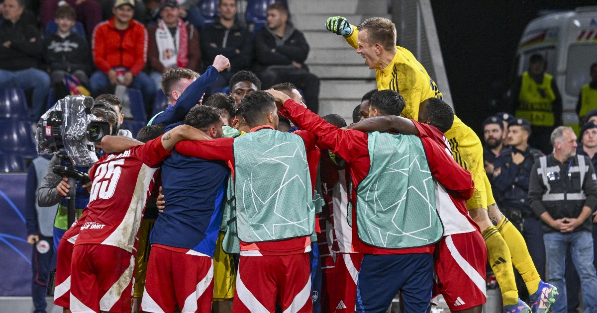 I calciatori del Brest esultano dopo uno dei quattro gol segnati al Salisburgo nella trasferta di Champions League