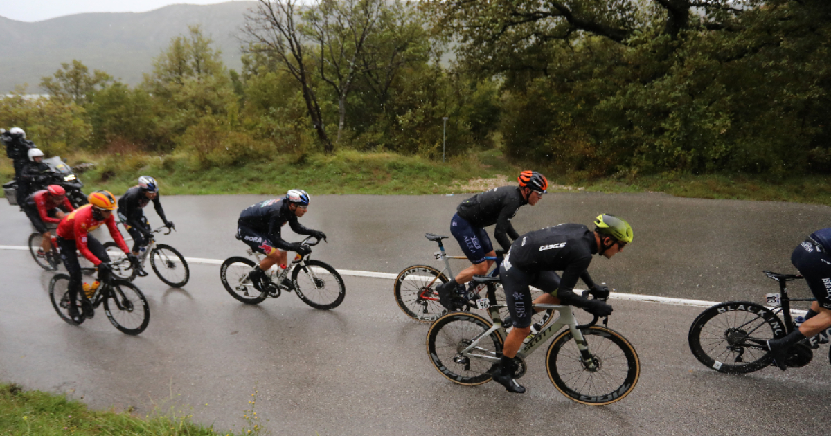 Ciclisti sotto la pioggia