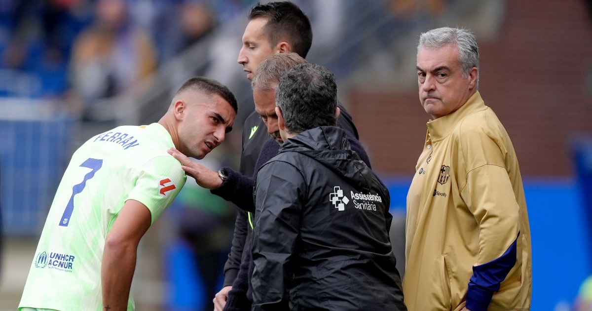 Ferran Torres esce dolorante dal campo dopo l'infortunio rimediato in Alaves-Barcellona