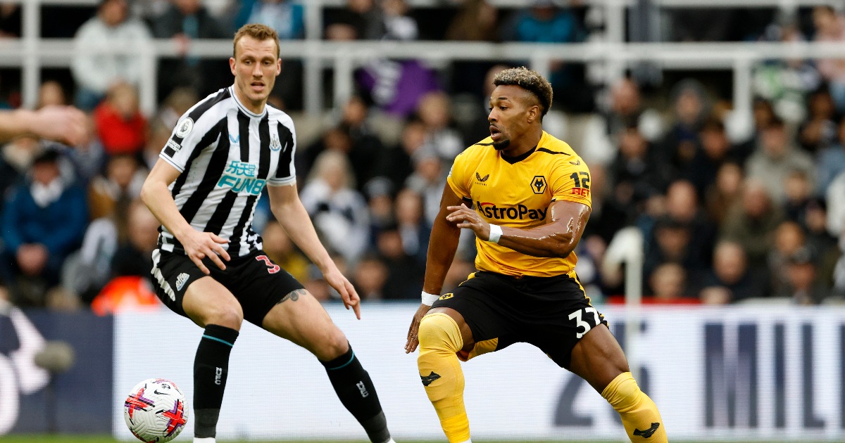 Adama Traoré (Wolverhampton) affronta un difensore del Newcastle