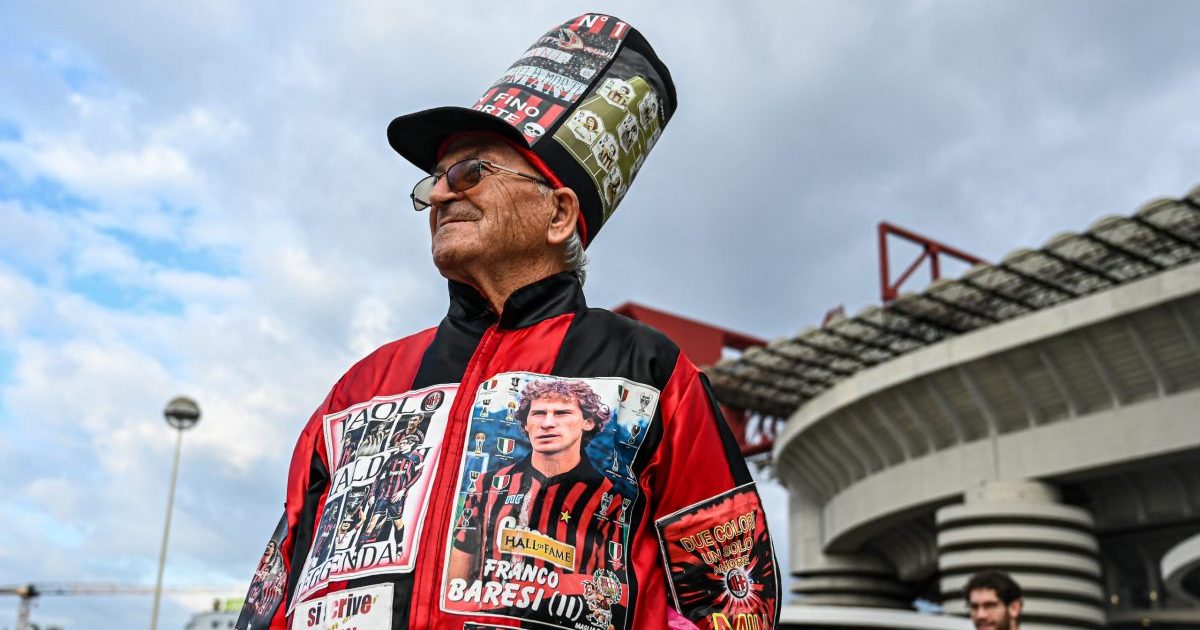 Un tifoso del Milan a San Siro